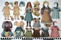 S2004-341 inhoud.jpg; S2004-0341; Drie aankleedpoppen met accesoires; aankleedpop